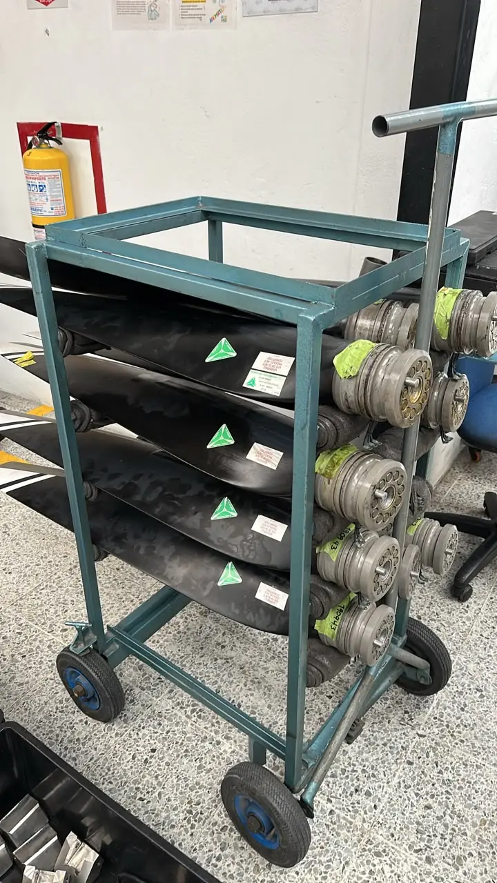 Hélices MT en madera listas para entrega en el taller de Legacy Propeller Repair